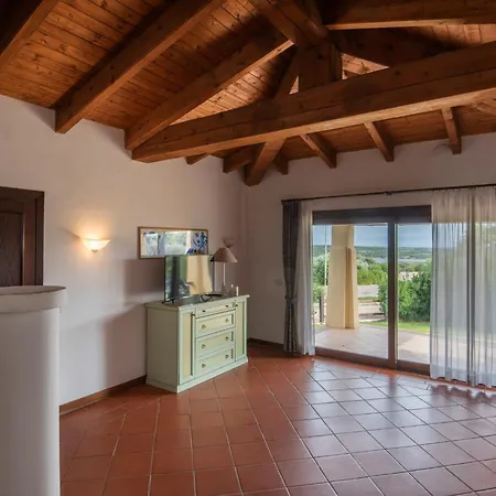 Charming Sea Shared Pool Sleeps 6 V6in