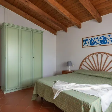 Charming Sea Shared Pool Sleeps 6 V6in Villa Punta de su Torrione