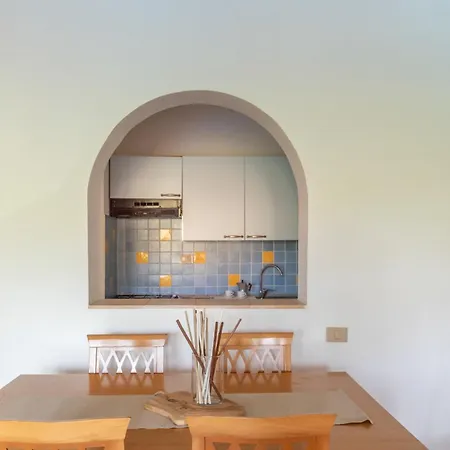 Charming Sea Shared Pool Sleeps 6 V6in